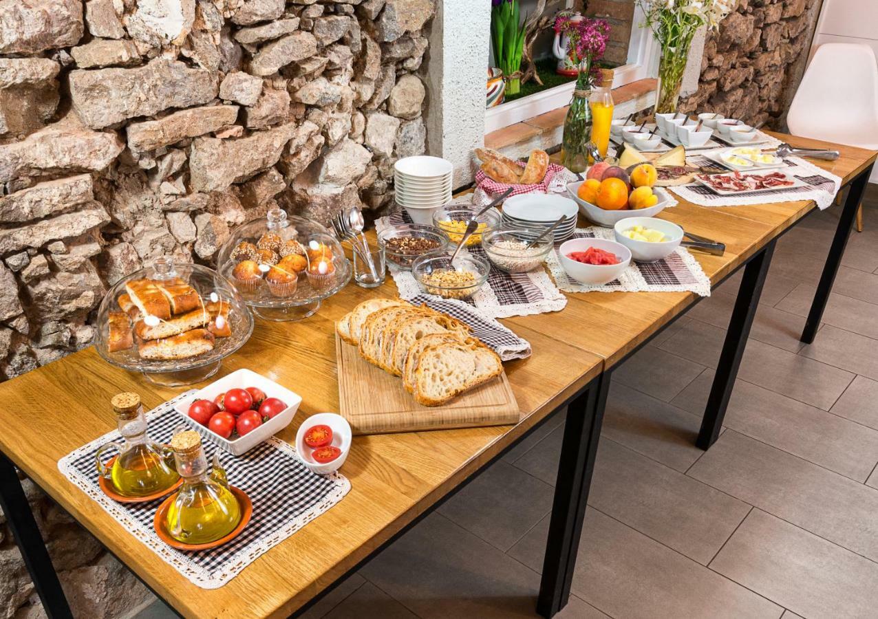 Emphasis Guest House Casserres Екстериор снимка