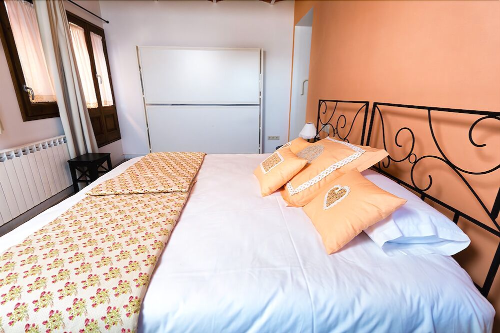 Emphasis Guest House Casserres Екстериор снимка